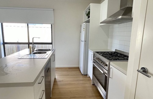Melton South House | Relax 5 BRMS Rental house Netflix Parking Wifi near Melton