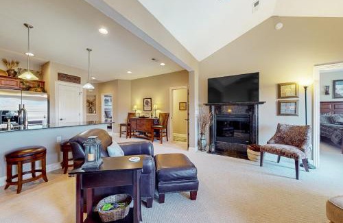 Fieldstone Bluffs Apartment | Relax a While