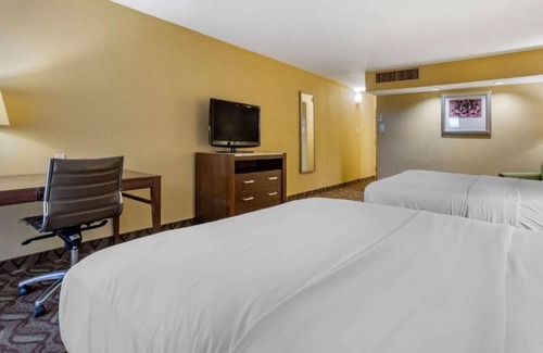 Roswell House | Relax and Recharge! 4 Comfortable Units, Free Breakfast, Free Parking