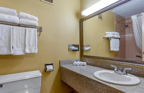 Roswell House | Relax and Recharge! 4 Comfortable Units, Free Breakfast, Free Parking