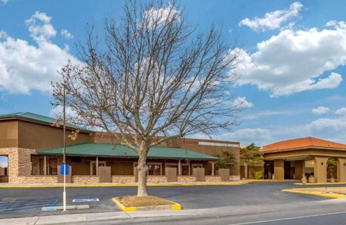 Roswell House | Relax and Recharge! 4 Comfortable Units, Free Breakfast, Free Parking