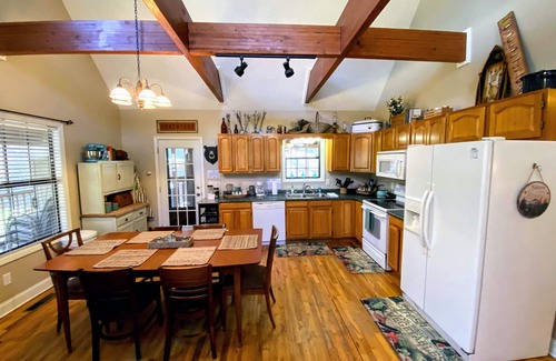 Helen Cabin | Relax and Unwind at the Creekside Cottage! Near wineries & dog friendly.