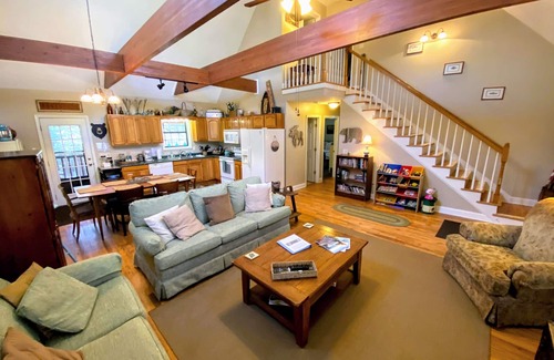 Helen Cabin | Relax and Unwind at the Creekside Cottage! Near wineries & dog friendly.