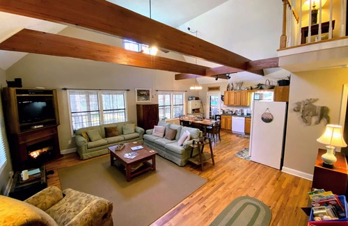 Helen Cabin | Relax and Unwind at the Creekside Cottage! Near wineries & dog friendly.