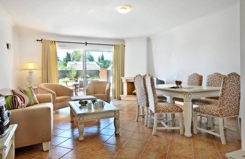Meia Praia House | Relax and Unwind! Full Kitchen, 2 Swimming Pool, Free Parking, Near Meia Beach!