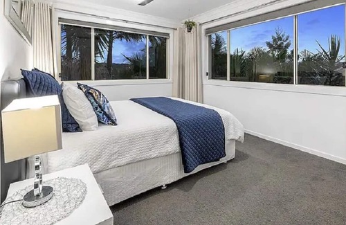 Pacific Pines House | Relax at this Gold Coast Escape