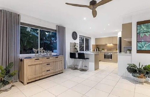 Pacific Pines House | Relax at this Gold Coast Escape