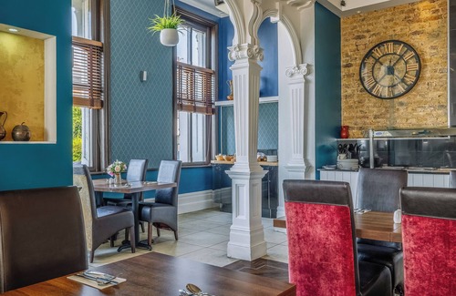 Westcliff-on-Sea Hotel | Relax by the Sea: Cliffside Comfort Near Adventure Island