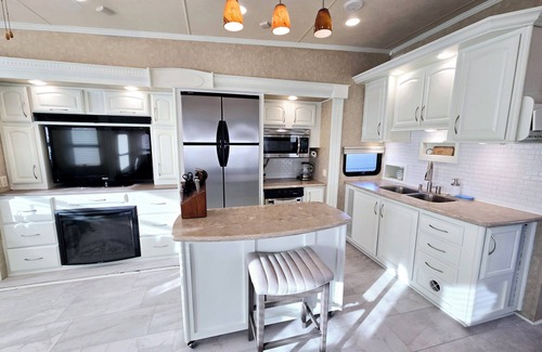 Central Okanagan Resort | Relax & Enjoy the Sweetlife! Resort life awaits you at the Holiday Park Resort