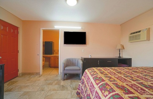 Weslaco Hotel | Relax in King Room | Budget-Friendly & Ideal Weslaco Short Stay