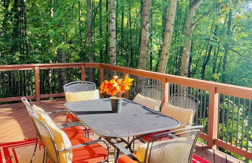 Lovingston Cabin | Relax in Natures Beauty: Private Log Cabin with Spacious Open Living Area
