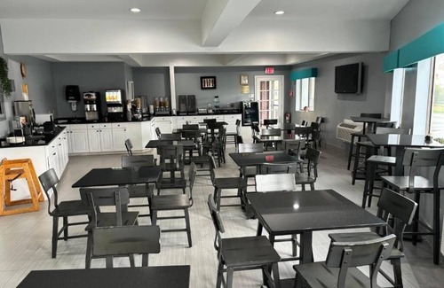 Teaticket House | Relax in Our Welcoming Inn with Heated Indoor Pool & Free Breakfast - 4 Units