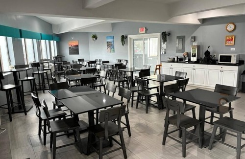 Teaticket House | Relax in Our Welcoming Inn with Heated Indoor Pool & Free Breakfast - 4 Units