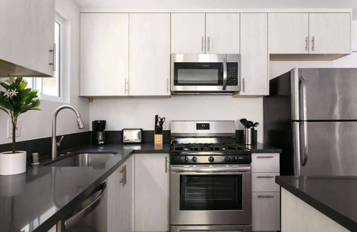 Glendale House | Relax in Spacious 3BR Apt | Sleeps 8 + Parking