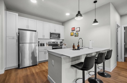 Rogers Apartment | Relax in Style Charming 1BR w/sectional ,Pool, Gym, Free Parking & All the Comforts of Home