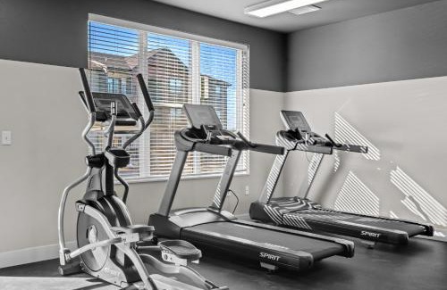 Rogers Apartment | Relax In Style ,cozy 1br ,sectional, Gym,free "p"