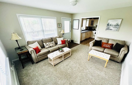 Waterford House | Relax in the Orchard ~ Dog-Friendly, clean & bright, sleeps 5, deck & fire pit