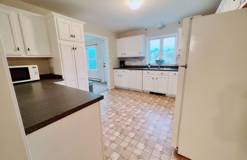 Waterford House | Relax in the Orchard ~ Dog-Friendly, clean & bright, sleeps 5, deck & fire pit