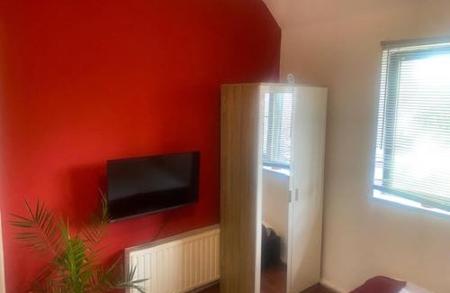 Becontree Bed & Breakfast | Relax in this Cozy room in Dagenham