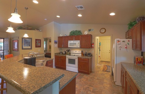 Pinetop House | Relax in your cozy home in the woods. Pets Welcome. Book long-term and save!