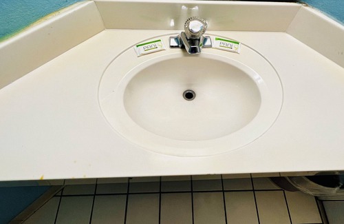 Oakville Hotel | Relax Inn