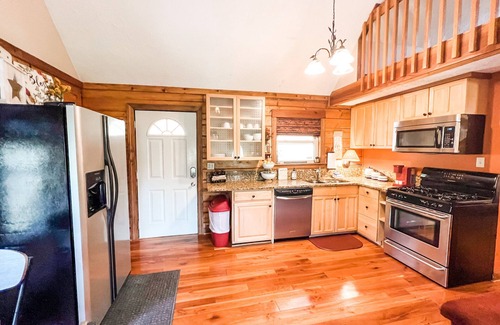 Piper Gap Cabin | Relax @ Mt. Melody Log Cabin. Brand New Hot Tub and Masterbath. by Trout Stream