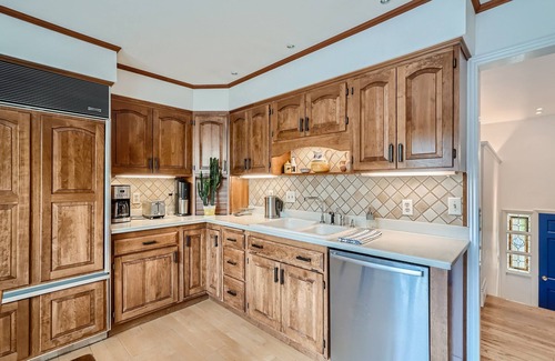 Park East House | Relax & Play in Boulder | Sauna, Games, Trampoline & Yard