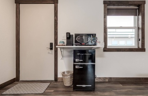 Prescott Hotel | Relax & Refresh | Free Parking & Extra Vanity