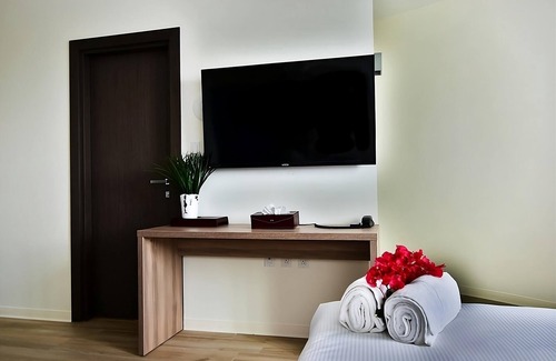 Maho Hotel | Relax, Swim & Shop – Marina Plaza Access in Cupecoy