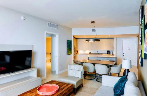 Hollywood South Central Beach Apartment | Relax with Ocean Views & Fresh Sea Breeze