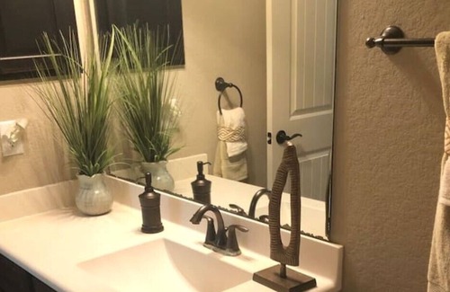 Iowa Colony House | Relax with the whole family at this peaceful place to stay