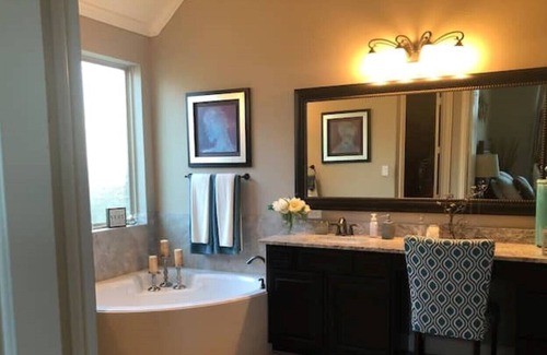 Iowa Colony House | Relax with the whole family at this peaceful place to stay