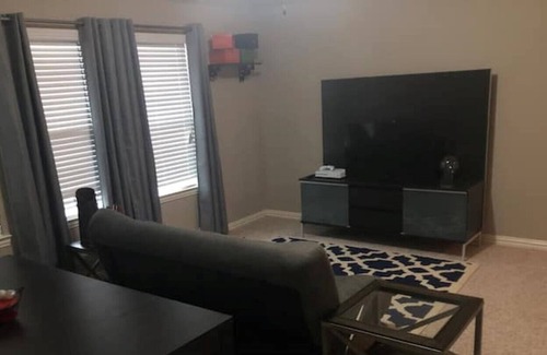 Iowa Colony House | Relax with the whole family at this peaceful place to stay