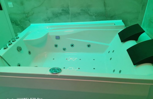 Centrul Nou Apartment | *Relaxare Premium* Apartament cu Jacuzzi & Saună!