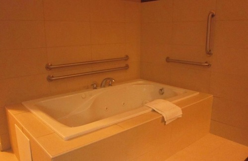 Monmouth Junction Hotel | Relaxed Getaway, Close to Major Malls & Movie Theaters