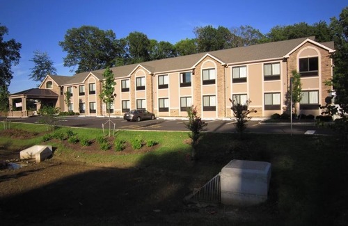 Monmouth Junction Hotel | Relaxed Getaway, Close to Major Malls & Movie Theaters