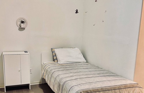 Coquitlam House | Relaxed and Homey 2-Bedroom/Full Bath Suite -Coquitlam, Douglas College, Lafarge