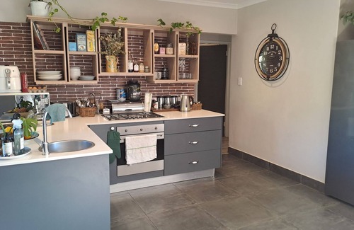 Somerset West House | Relaxed Family Home with Garden, 3 Cats, Games Area – Summer Getaway