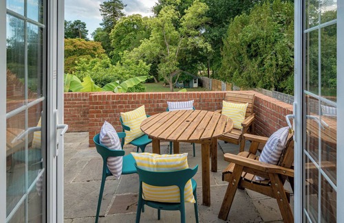 Yalding Cottage | Relaxed Rosemary Cottage Stay with Gardens, Tennis & Family Fun