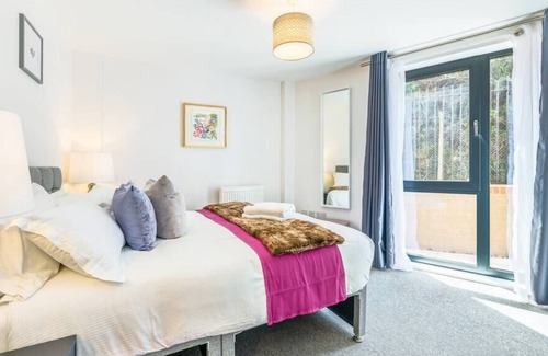 Redhill Condo | Relaxing 2 Bed 1 Bath Apt with patio in Redhill