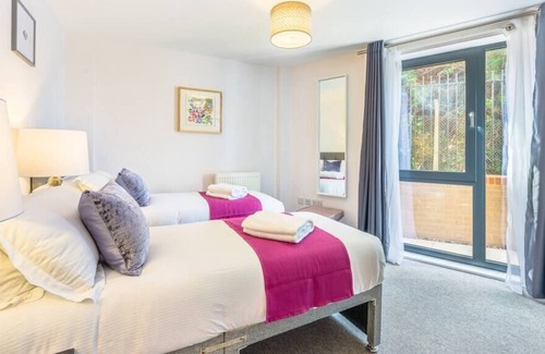 Redhill Condo | Relaxing 2 Bed 1 Bath Apt with patio in Redhill