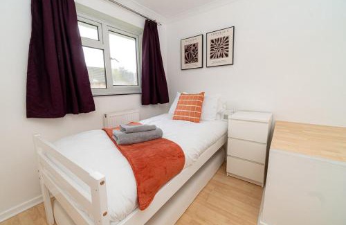 Basingstoke House | Relaxing 3-Bed Family Stay in Basingstoke