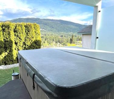 Foothills Apartment | Relaxing 3 bedroom suite, near Silver Star Resort