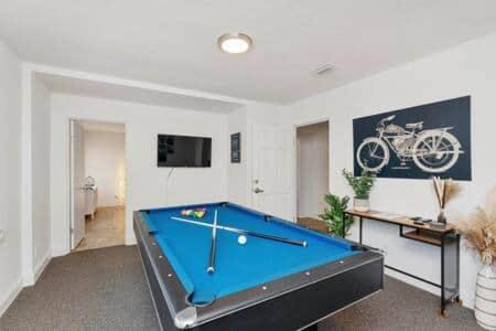Jacksonville House | Relaxing 3-Bedroom w 150 Inch Projector & Pool Table