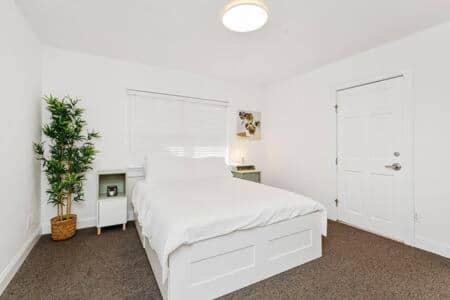 Jacksonville House | Relaxing 3-Bedroom w 150 Inch Projector & Pool Table