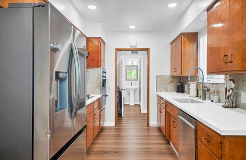 Monrovia House | Relaxing 3BR Near DTLA, Shops, & Parks #TravelSGV