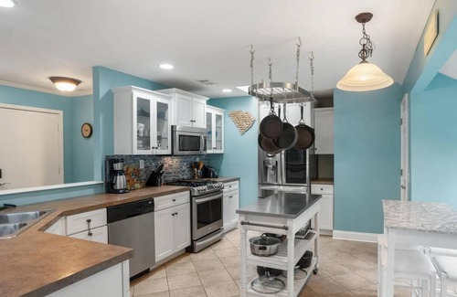 Deer Lake House | Relaxing 5-bedroom Getaway- Close to beach- Perfect for Families! No Amenity Cards