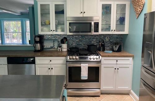 Deer Lake House | Relaxing 5-bedroom Getaway- Close to beach- Perfect for Families! No Amenity Cards