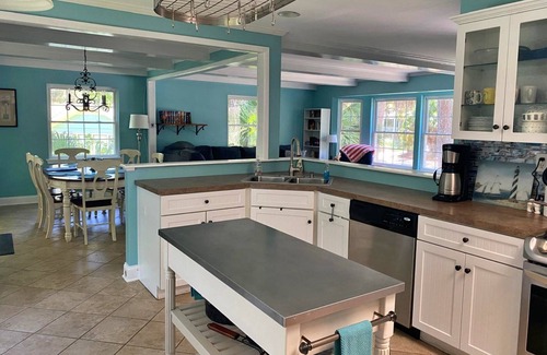 Deer Lake House | Relaxing 5-bedroom Getaway- Close to beach- Perfect for Families! No Amenity Cards