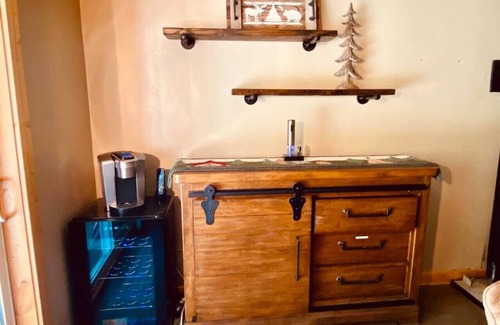 Donnelly Cabin | Relaxing 5 Bedroom Log Cabin with Large Backyard